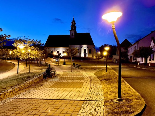 Noční pohled na náměstí, v pozadí kostel