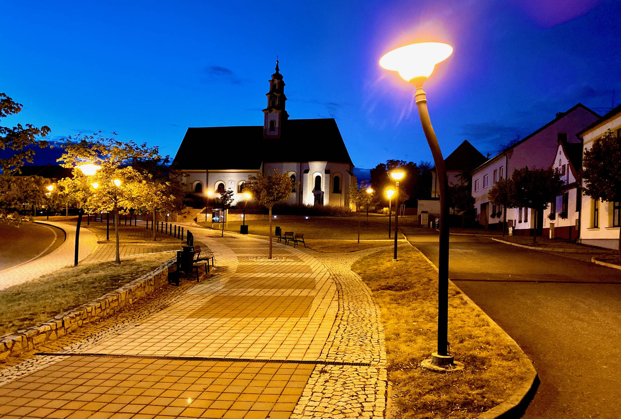 Noční náměstí v Ševětíně, v pozadí kostel.