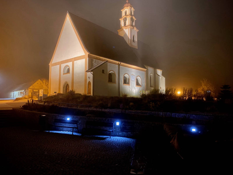 Noční, zamlžený pohled na kostel.