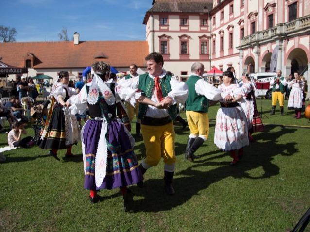 Blaťák tancuje před ZOO Hluboká nad Vltavou
